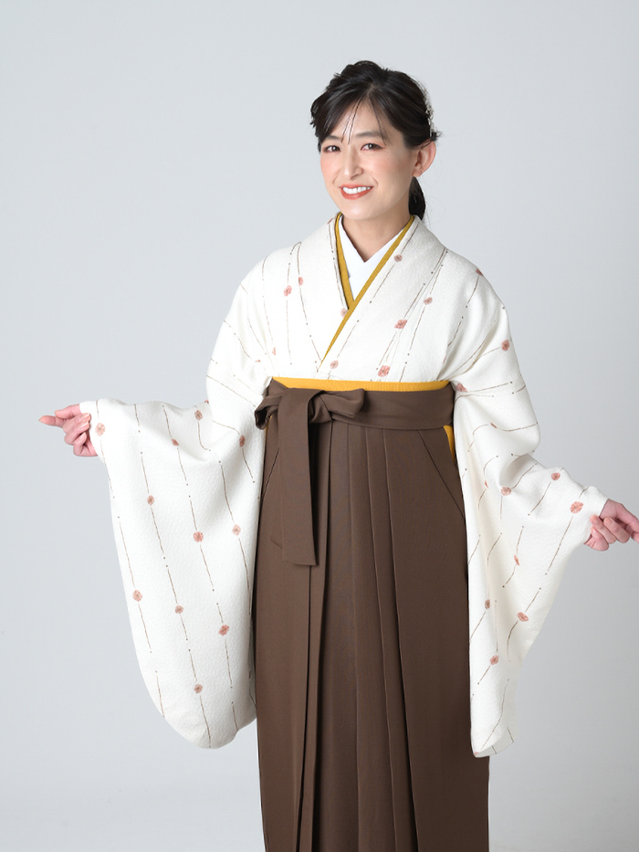 卒業袴で嬉しそうな笑顔の先生