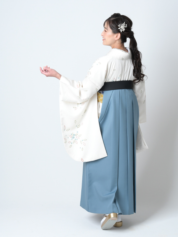 後ろ姿の女性教員