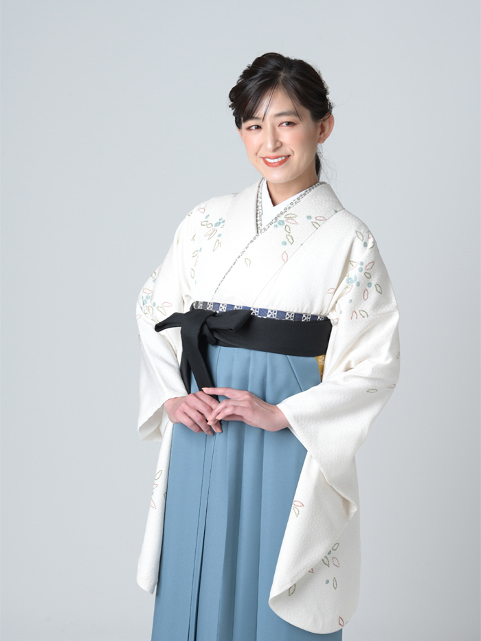 卒業袴で嬉しそうな笑顔の先生