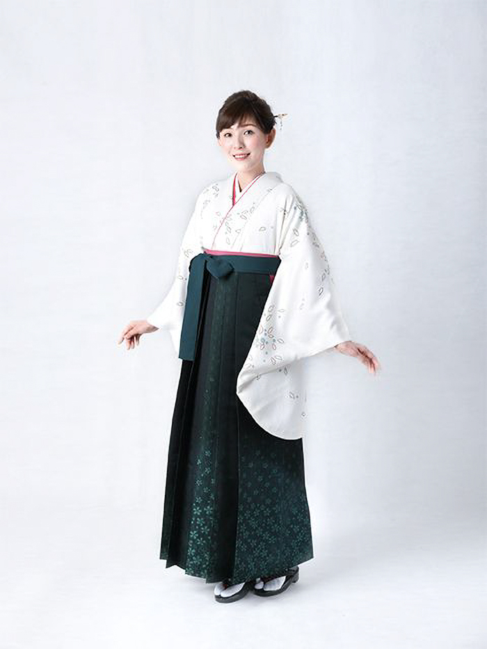 卒業袴姿の背の高い女性