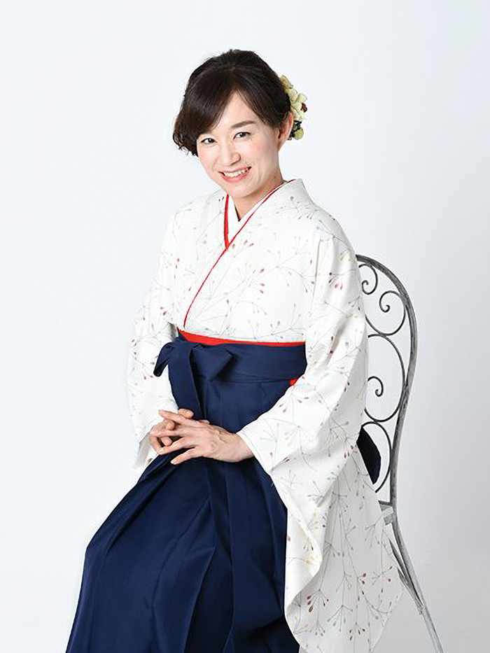 卒業袴で嬉しそうな笑顔の先生