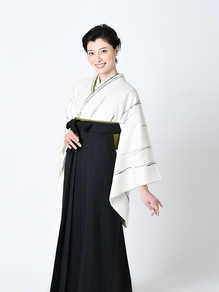 卒業袴で嬉しそうな笑顔の先生