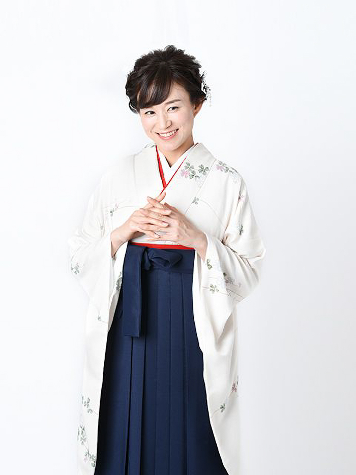 卒業袴で嬉しそうな笑顔の先生