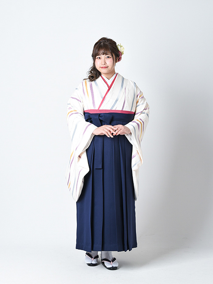 卒業袴姿のぽっちゃり先生の全身