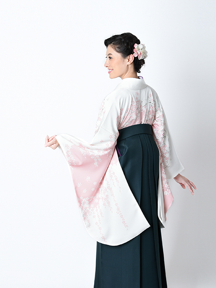 卒業袴で嬉しそうな笑顔の先生