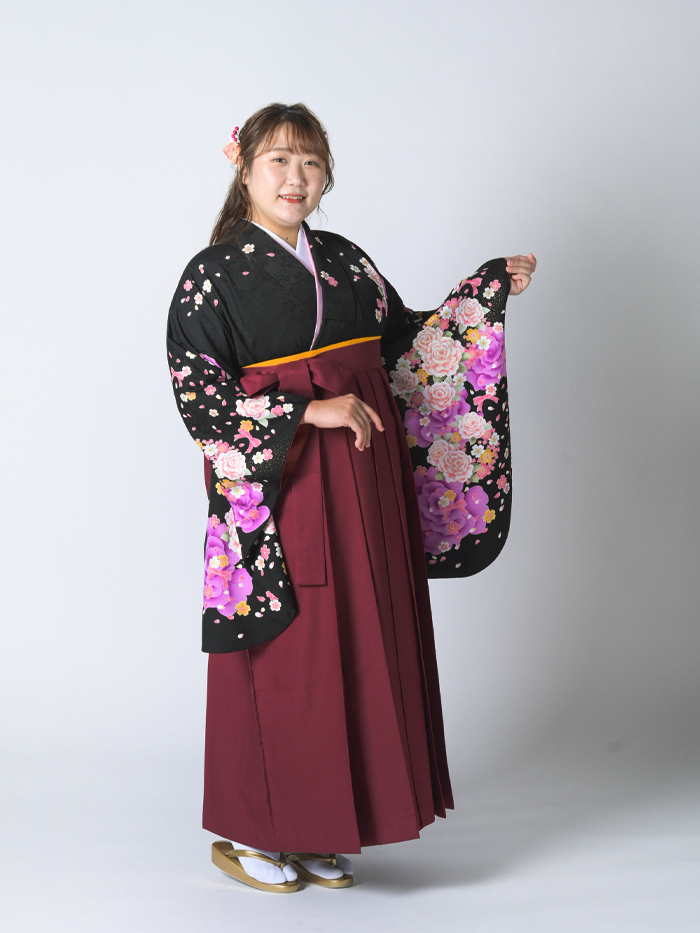 ふくよかな先生の卒業式での立ち姿