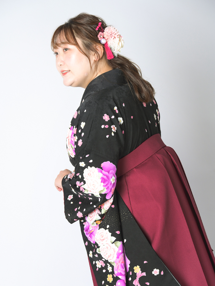 卒業袴で嬉しそうな笑顔の先生