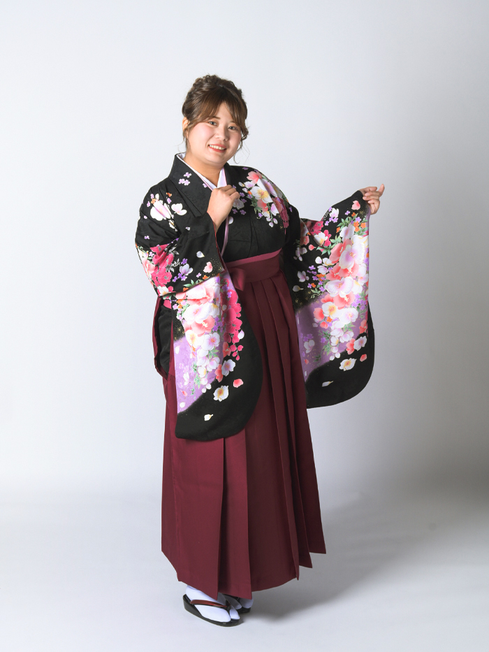ふくよかな先生の卒業式での立ち姿