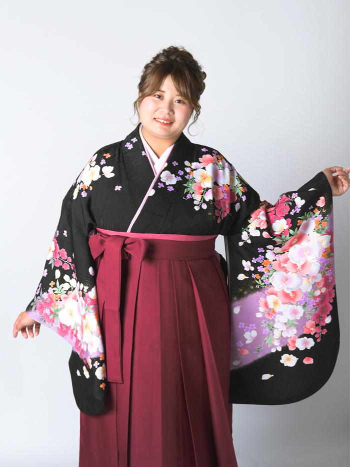 卒業袴で嬉しそうな笑顔の先生