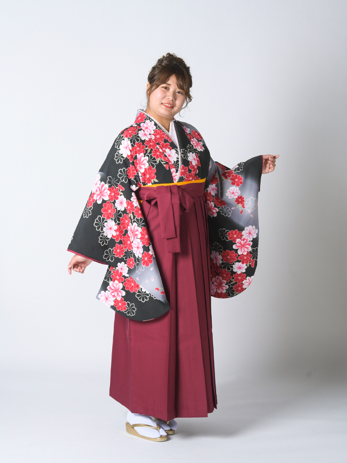 ふくよかな先生の卒業式での立ち姿