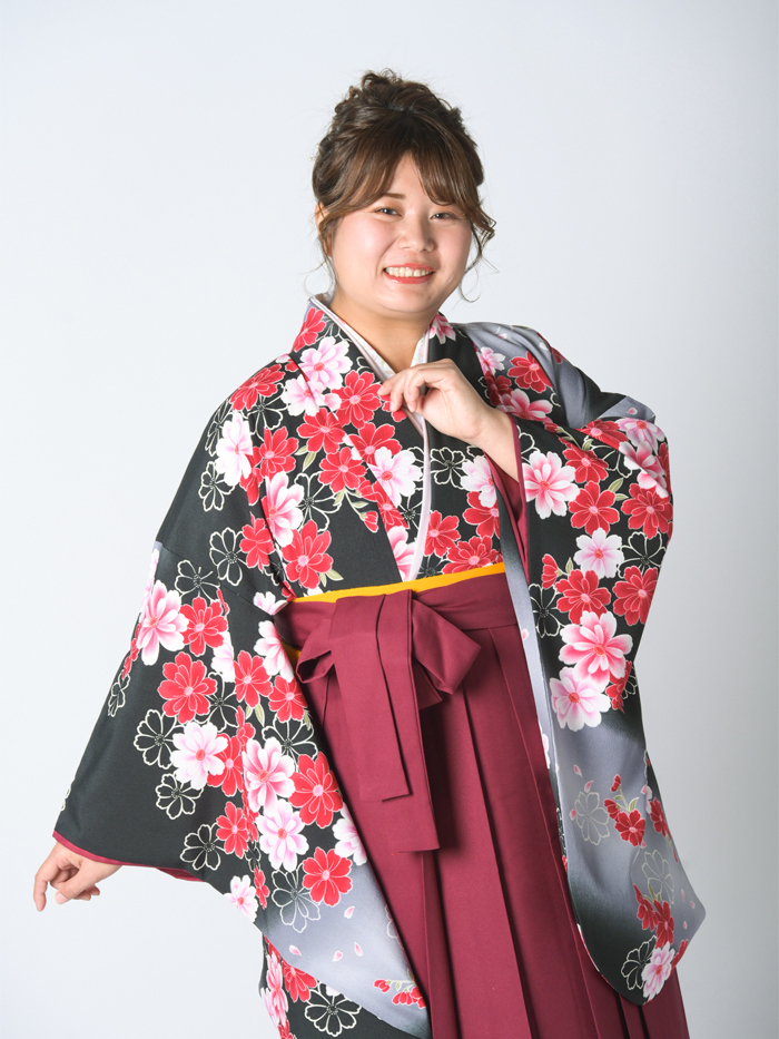 卒業袴で嬉しそうな笑顔の先生