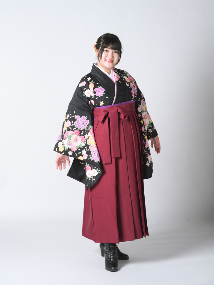 ふくよかな先生の卒業式での立ち姿