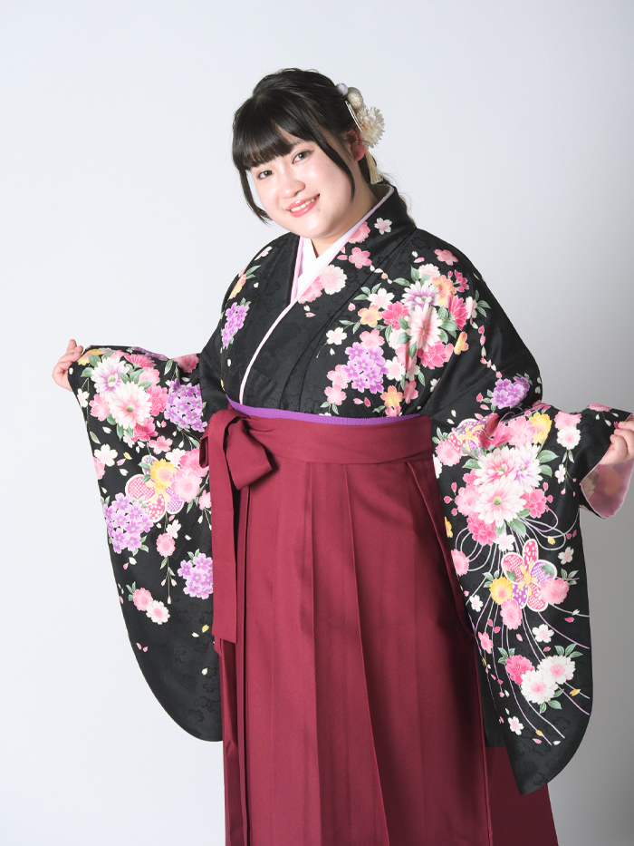 卒業袴で嬉しそうな笑顔の先生