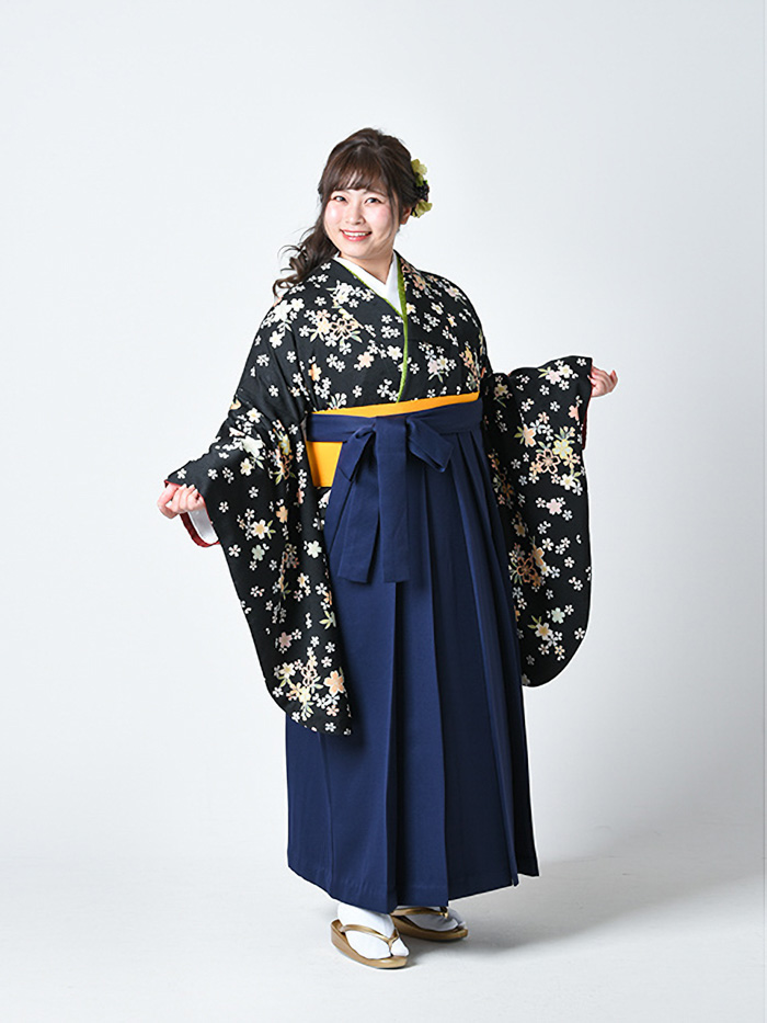 卒業袴姿のぽっちゃり先生の全身