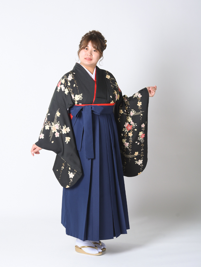 ふくよかな先生の卒業式での立ち姿
