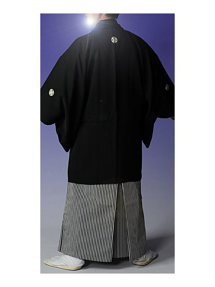 二十歳の集いにメンズ袴立ち姿