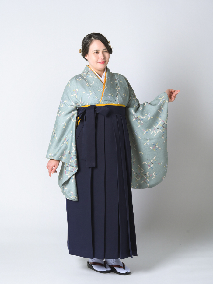 ふくよかな先生の卒業式での立ち姿