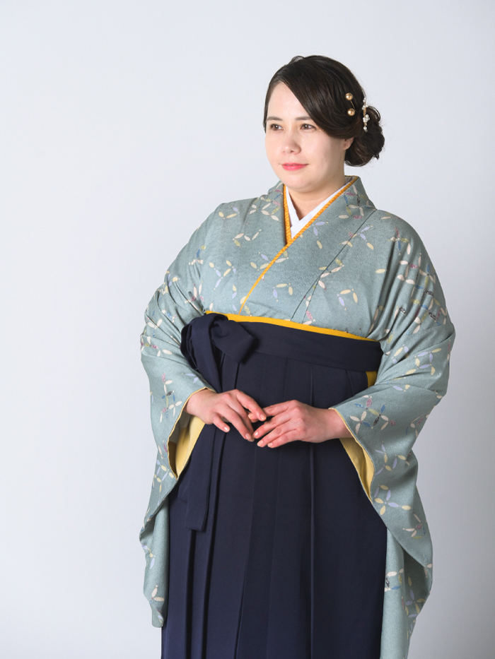 卒業袴で嬉しそうな笑顔の先生