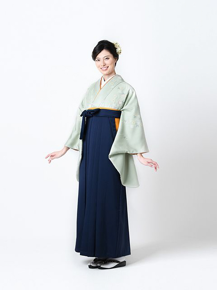 卒業袴姿の女性教員の全身
