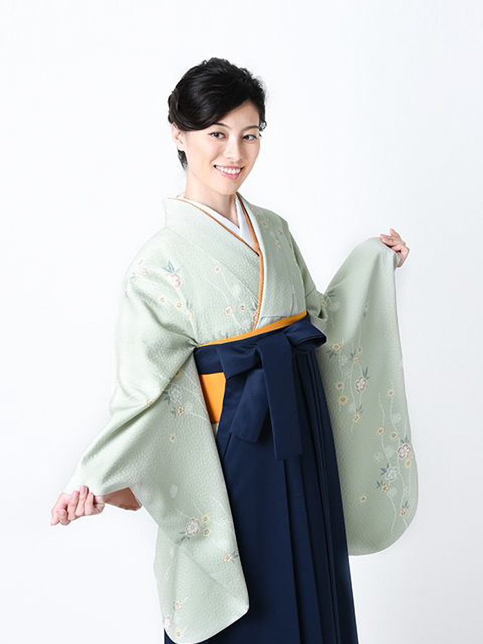 卒業袴で嬉しそうな笑顔の先生