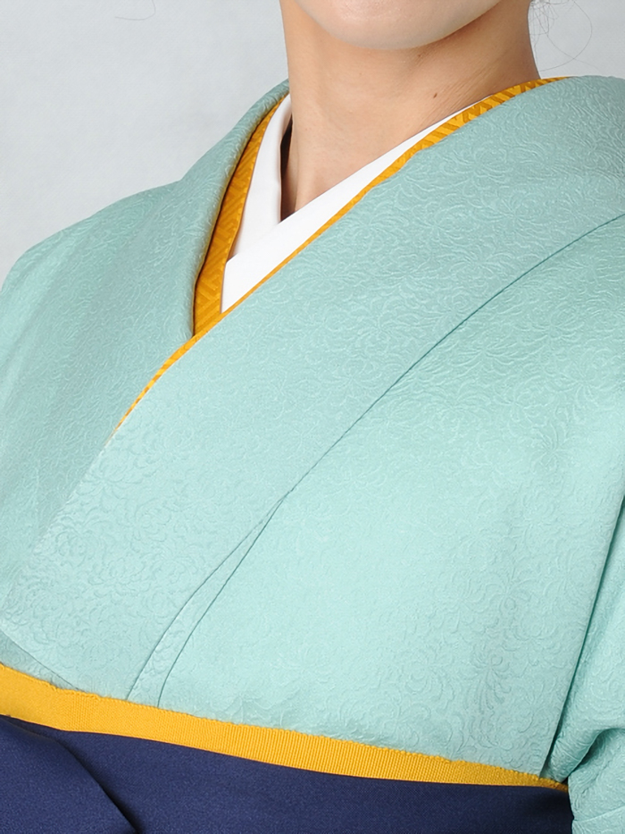 卒業袴で嬉しそうな笑顔の先生