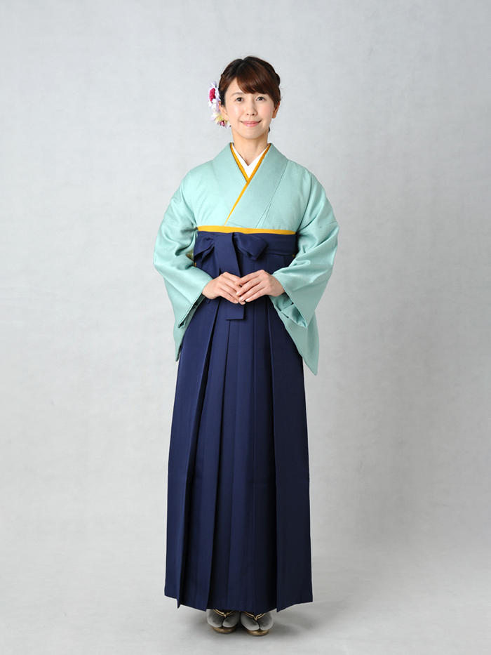 卒業袴姿の背の高い女性
