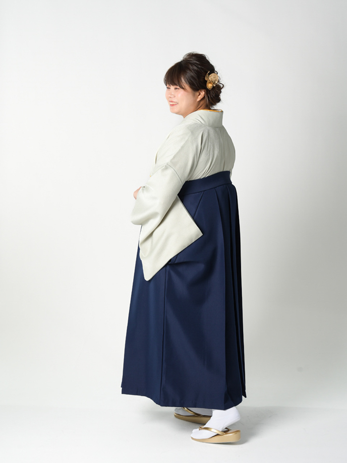 後ろ姿の卒業袴の女性
