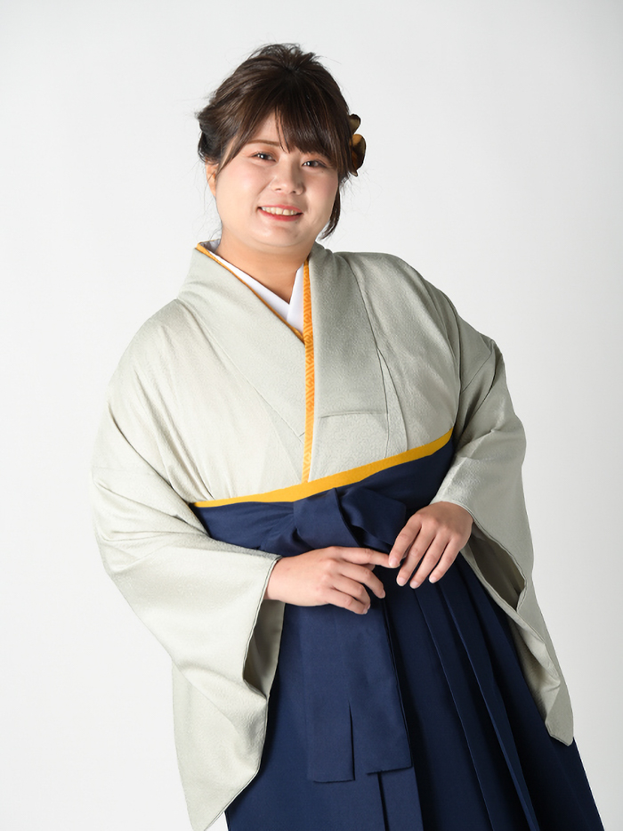 卒業袴で嬉しそうな笑顔の女性