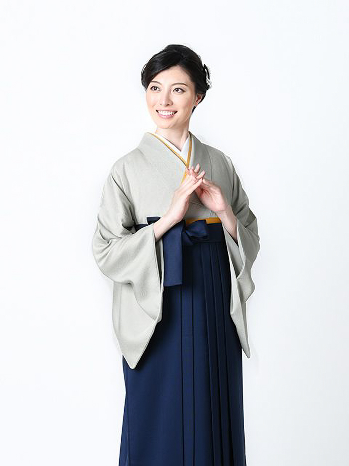 卒業袴で嬉しそうな笑顔の女性