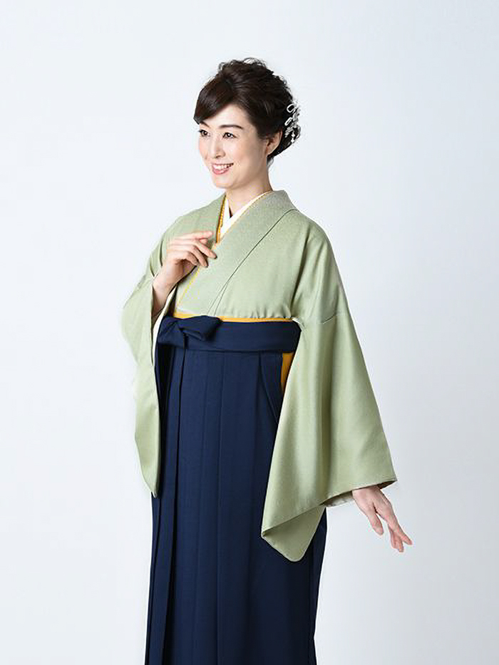 卒業袴で嬉しそうな笑顔の女性