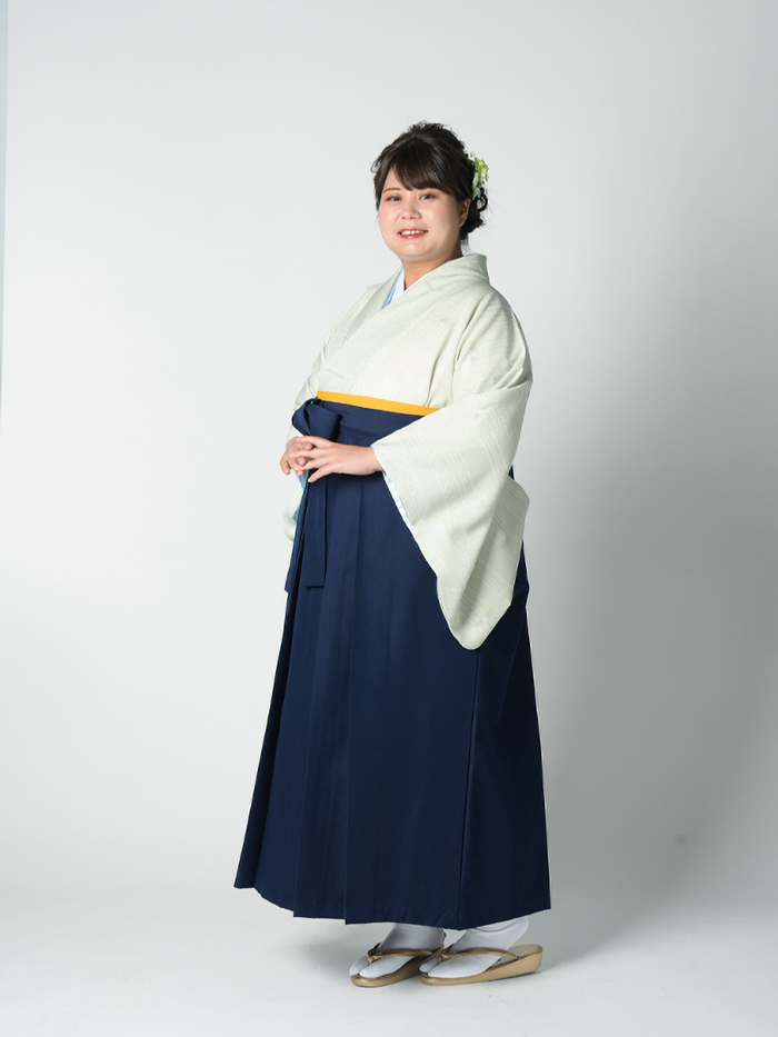 卒業袴姿の女性教員の全身