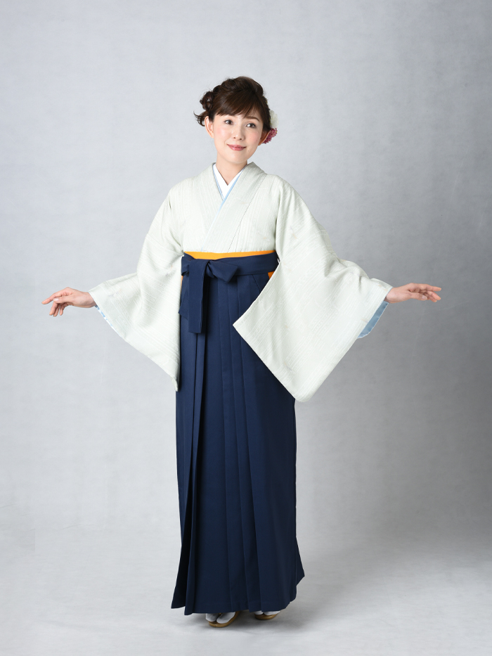 卒業袴姿の女性教員の全身