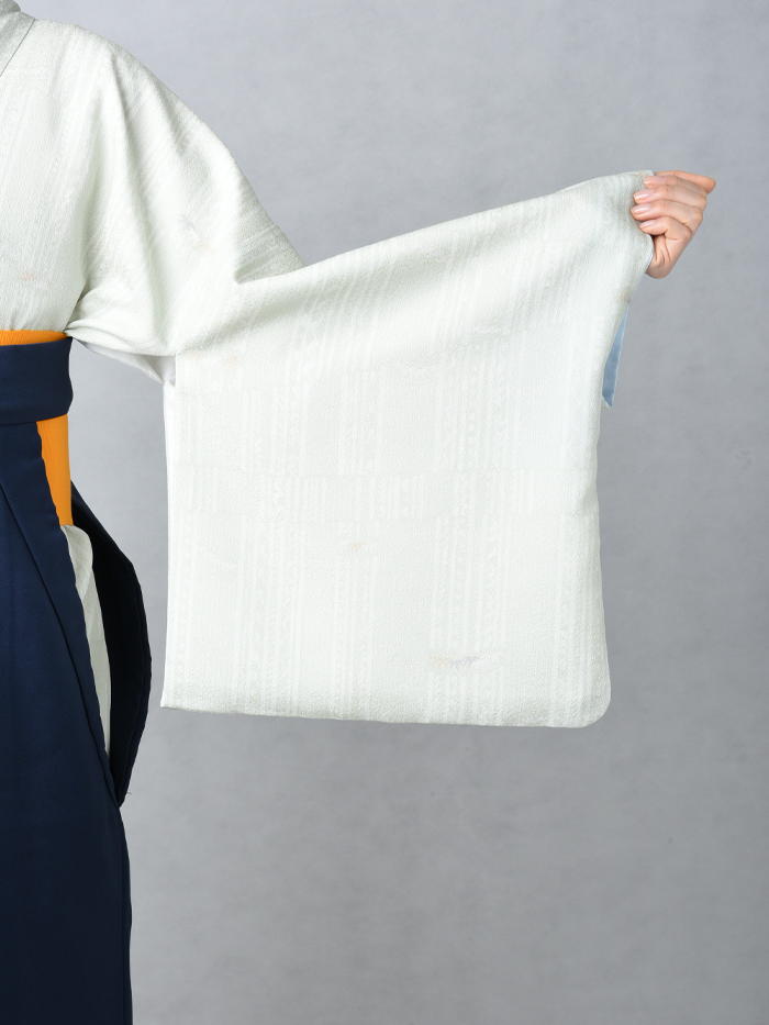後ろ姿の女性教員