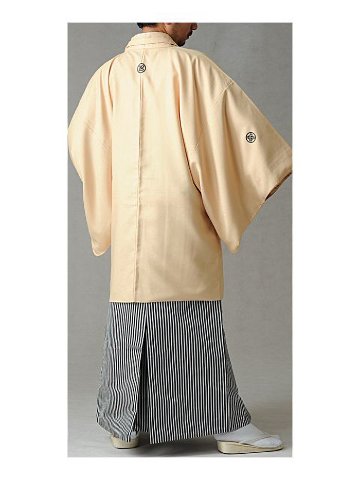 二十歳の集いにメンズ袴立ち姿