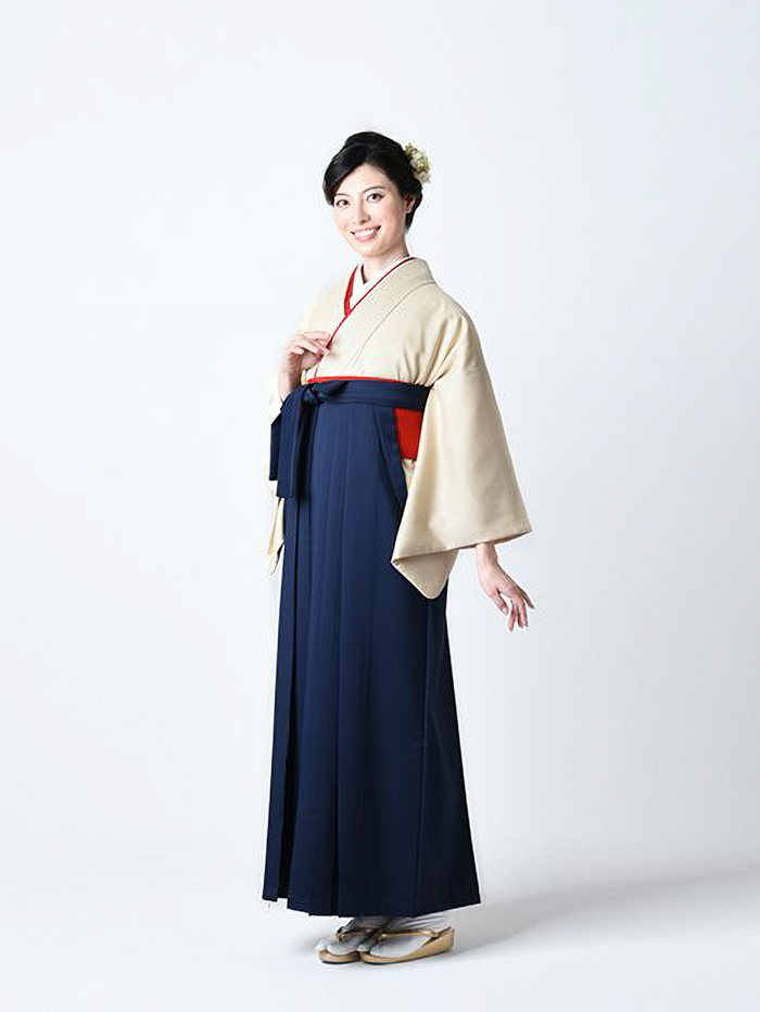 卒業袴姿の女性教員の全身