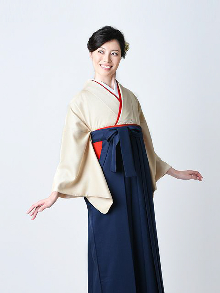 卒業袴で嬉しそうな笑顔の先生