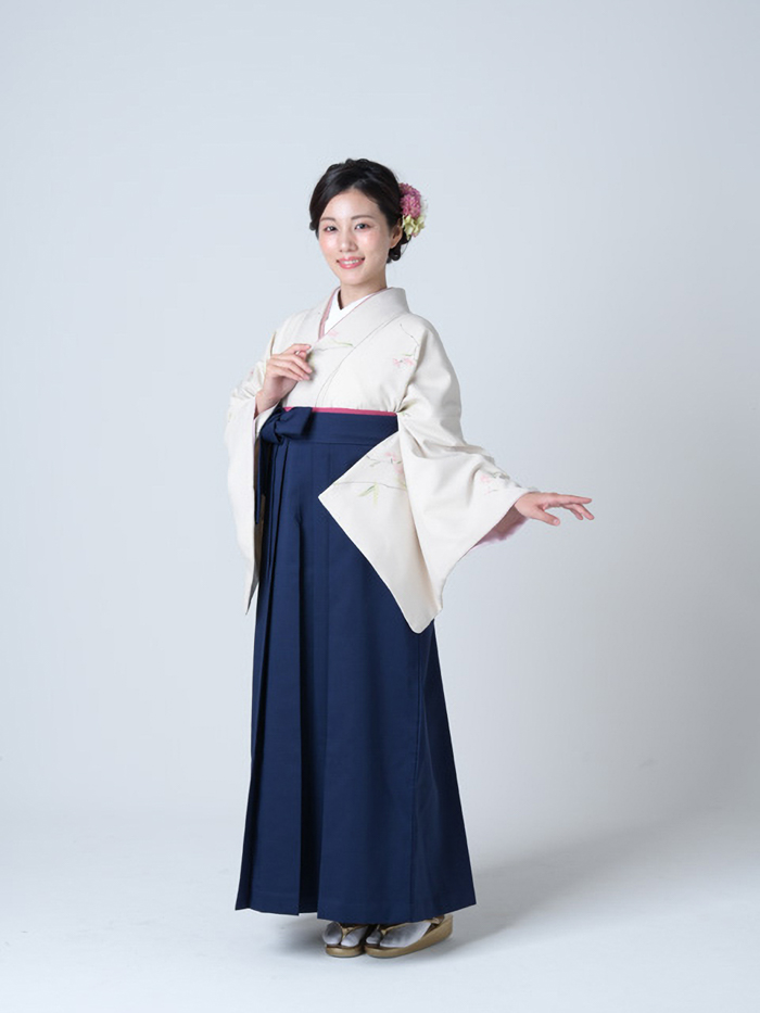 卒業袴姿の女性教員の全身