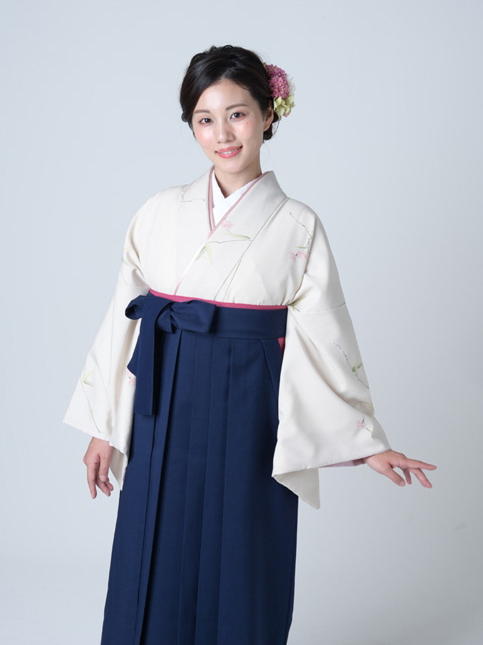 卒業袴で嬉しそうな笑顔の先生