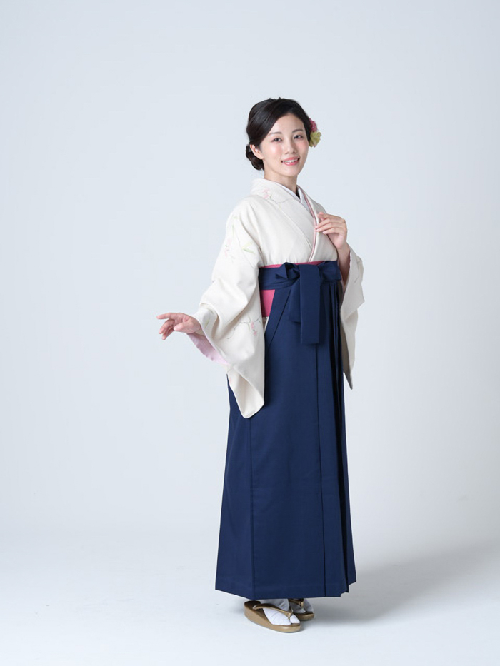 後ろ姿の卒業袴の女性