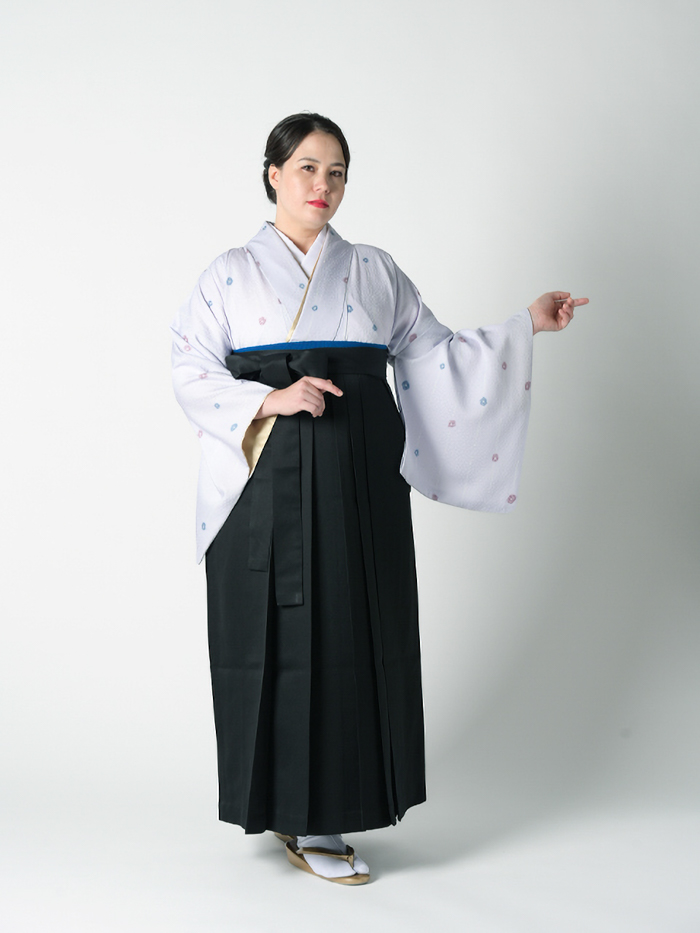 ふくよかな先生の卒業式での立ち姿
