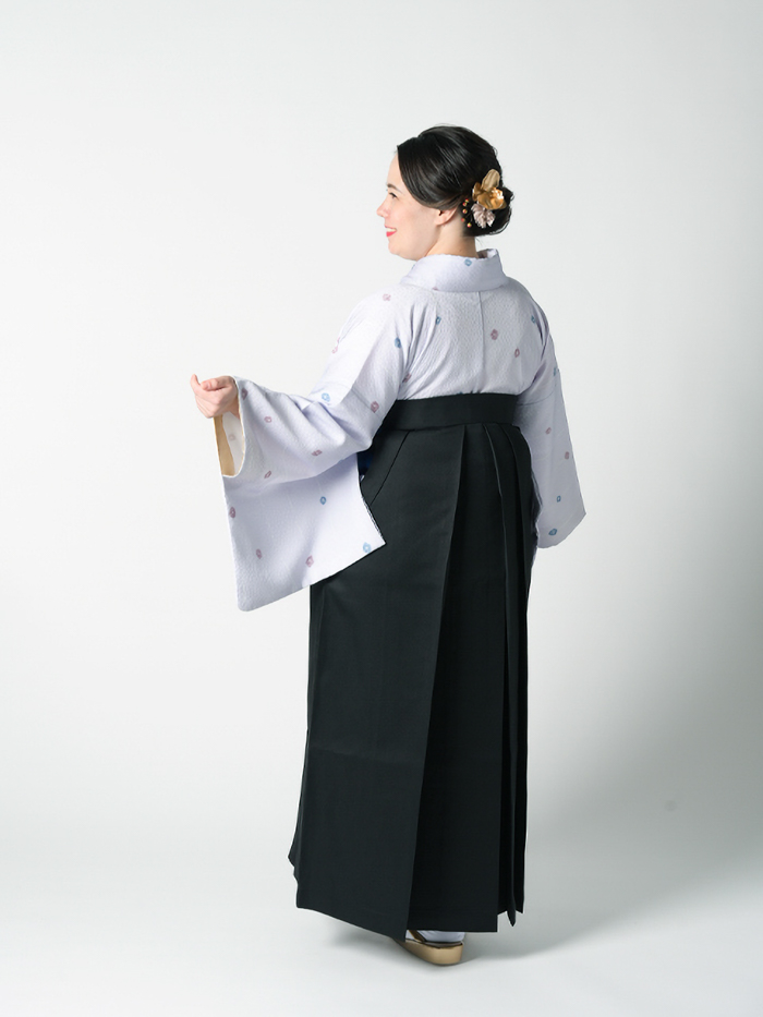 後ろ姿ふくよかな女性教員