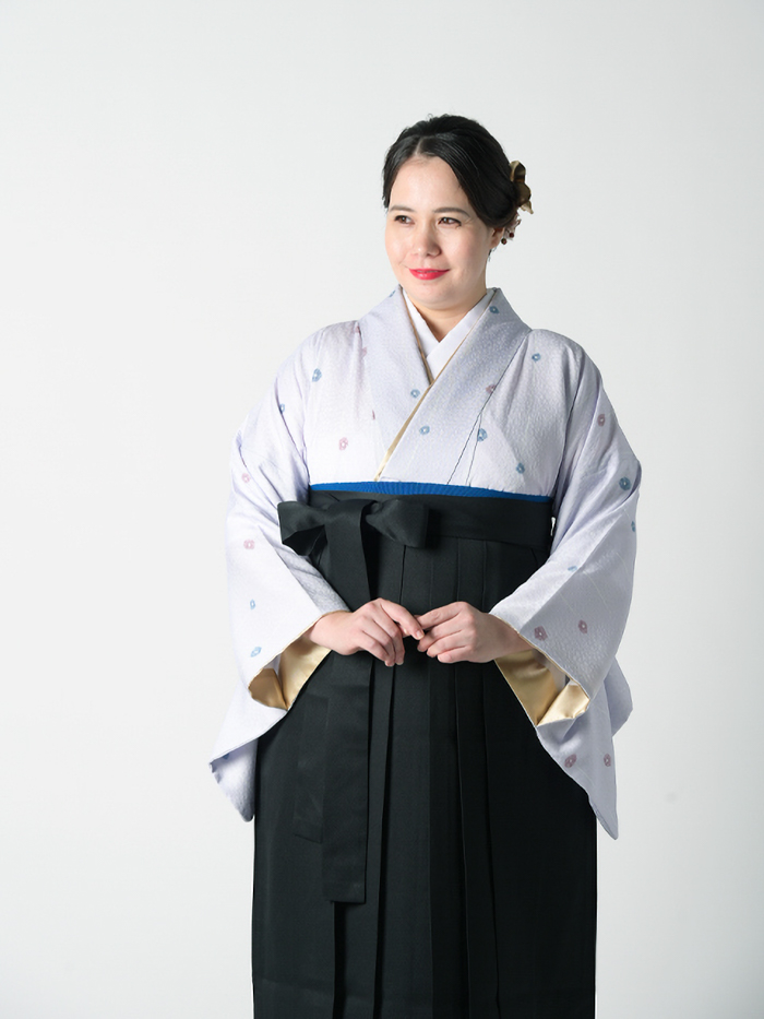 卒業袴で嬉しそうな笑顔の先生