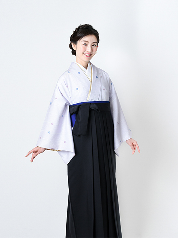 後ろ姿の卒業袴の女性