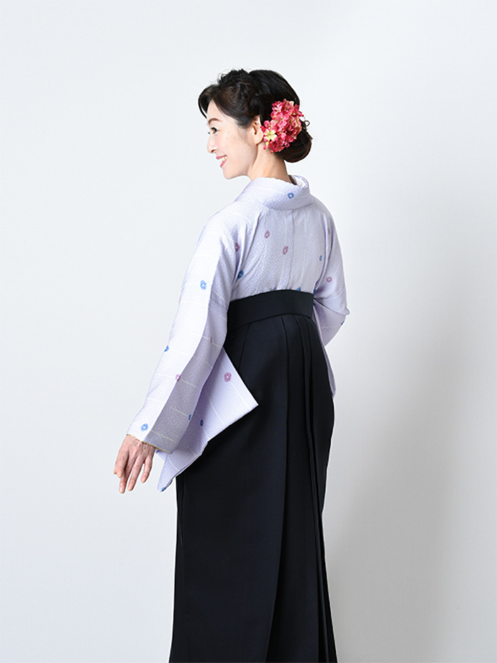 卒業袴で嬉しそうな笑顔の女性